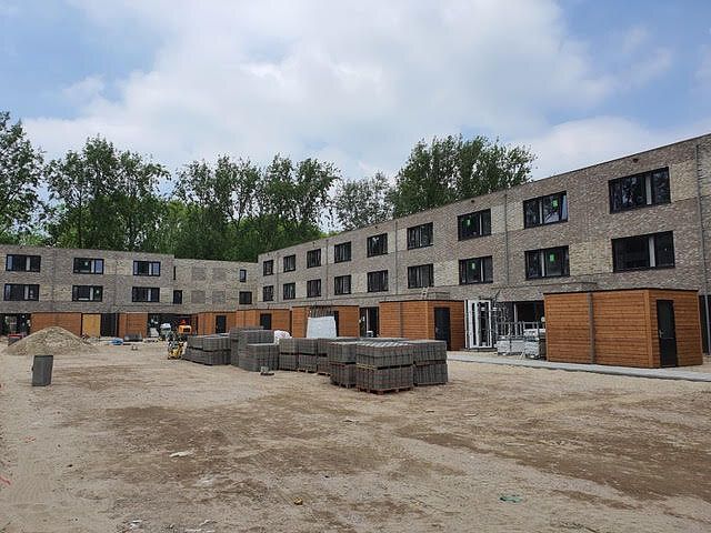 Nieuwbouwproject met rijwoningen in aanbouw